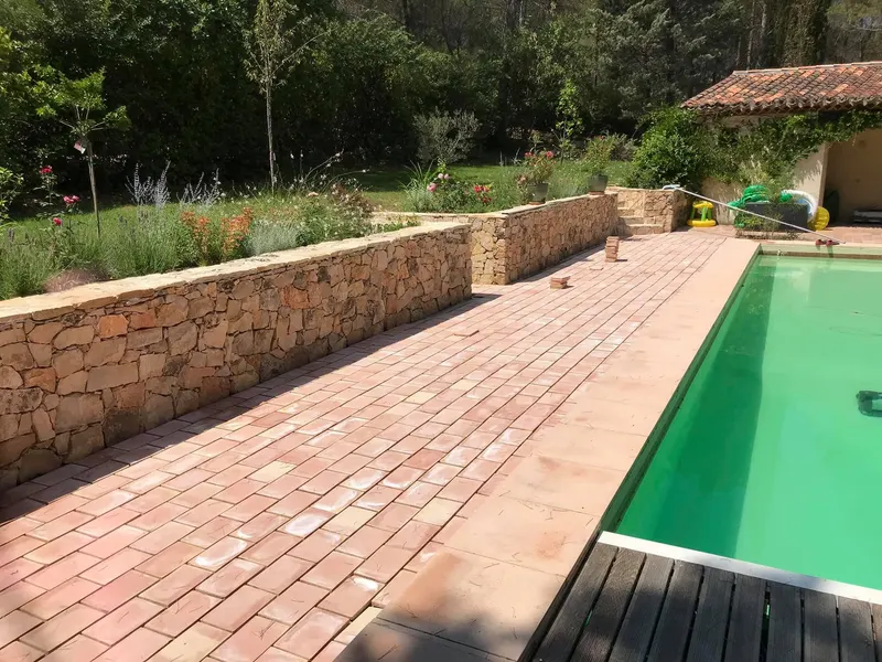 Terrasse de piscine et murets pierres, Espaces extérieurs