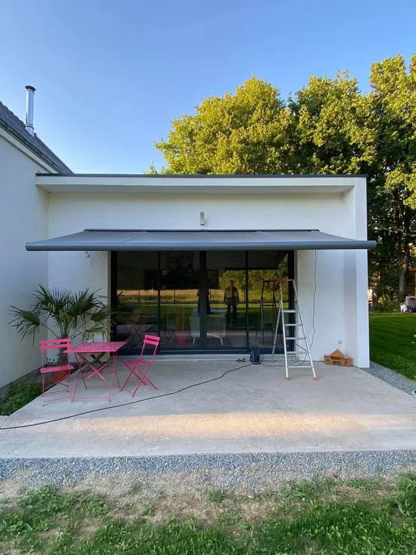 Pose de store banne électrique, Espaces extérieurs
