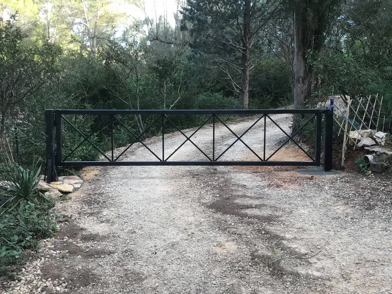 Pose d'un portail en fer, Espaces extérieurs