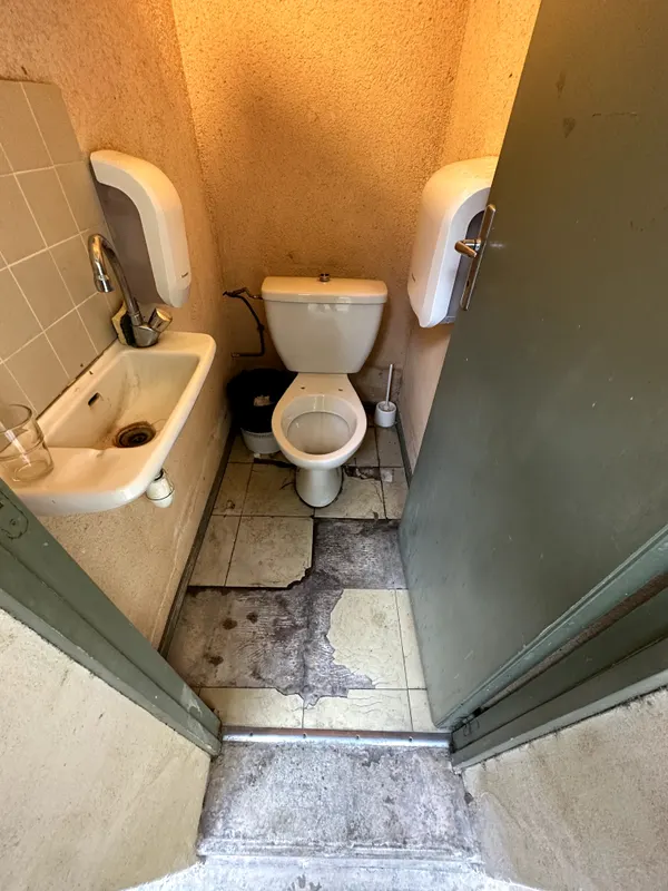 Rénovation WC extérieur établissement scolaire, avant les travaux