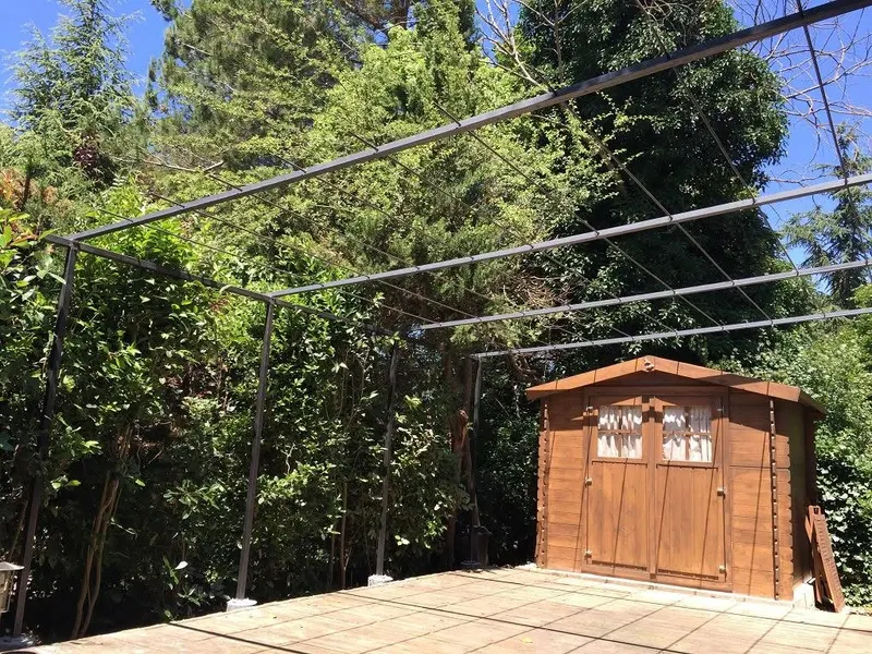 Pergola en fer, Espaces extérieurs