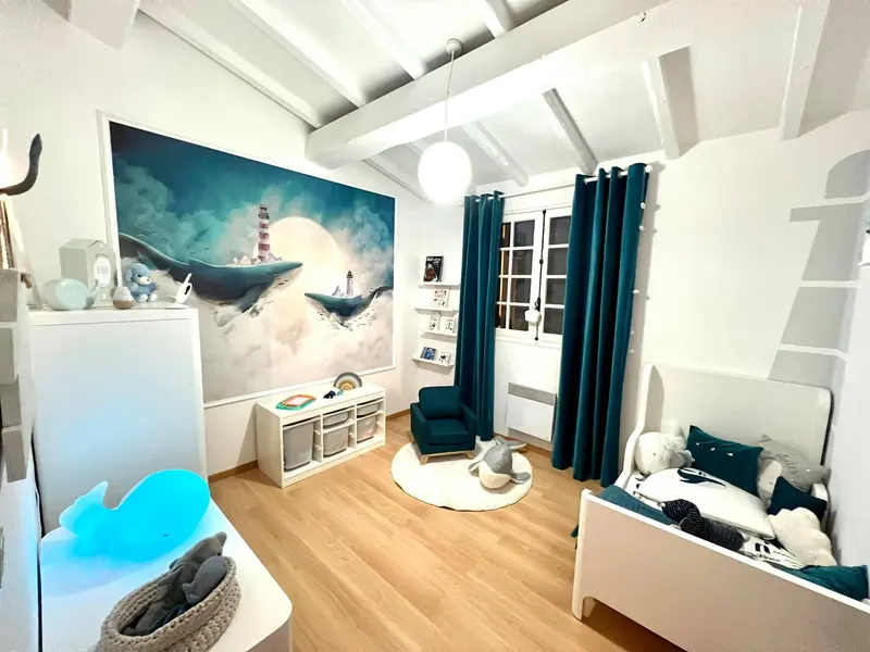 Chambre enfant baleines, Décoration