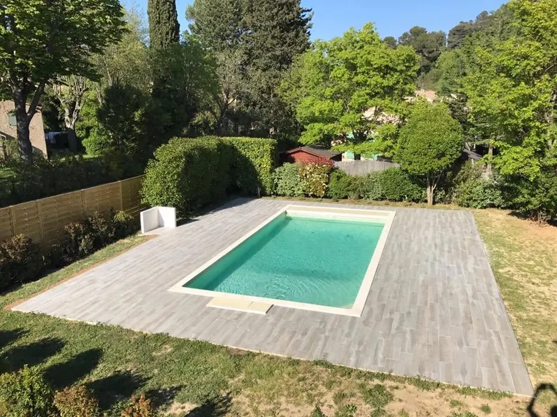 Terrasse de piscine carrelée, Espaces extérieurs